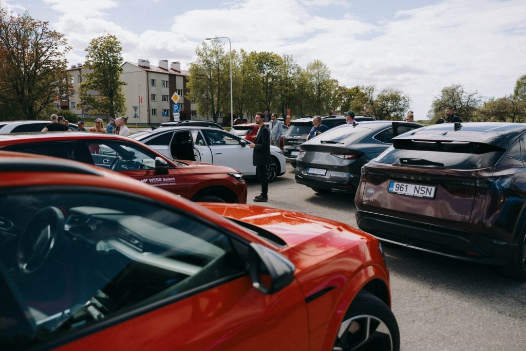 Auto eksperti un slavenības sāk vērtēt labākos elektroauto konkursā Latvijas E-auto 2024/25