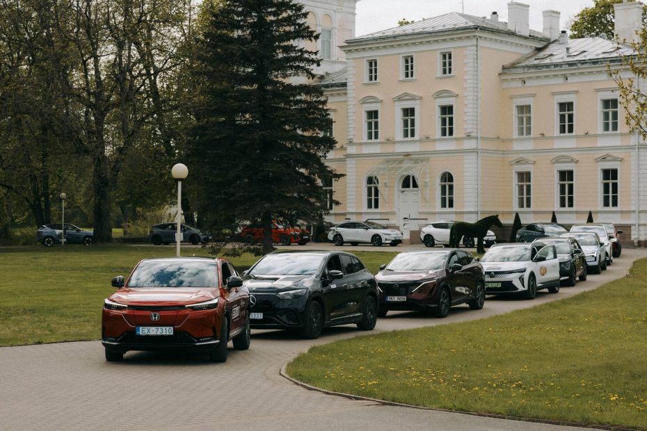 Auto eksperti un slavenības sāk vērtēt labākos elektroauto konkursā Latvijas E-auto 2024/25